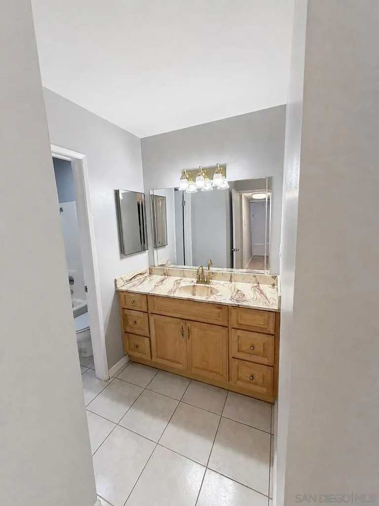 18620 Hatteras #105 Tarzana, CA 91356
