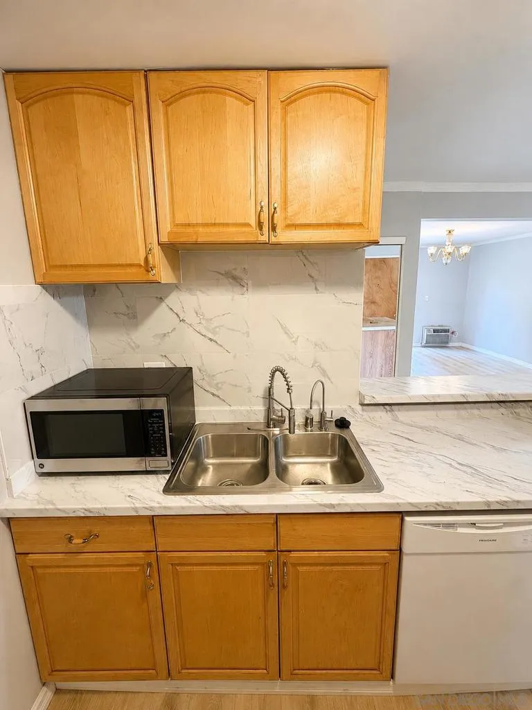 18620 Hatteras #105 Tarzana, CA 91356