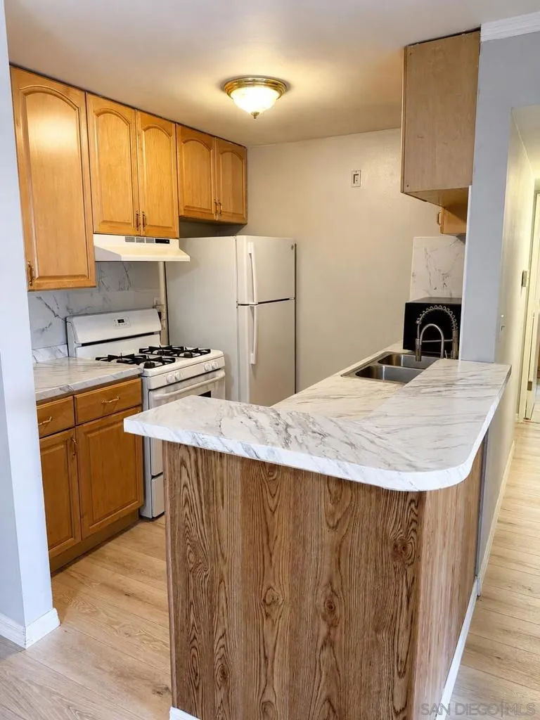 18620 Hatteras #105 Tarzana, CA 91356