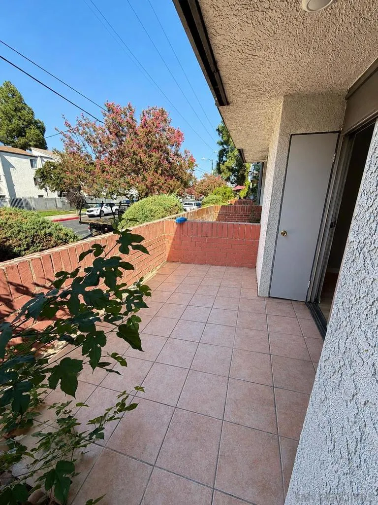 18620 Hatteras #105 Tarzana, CA 91356