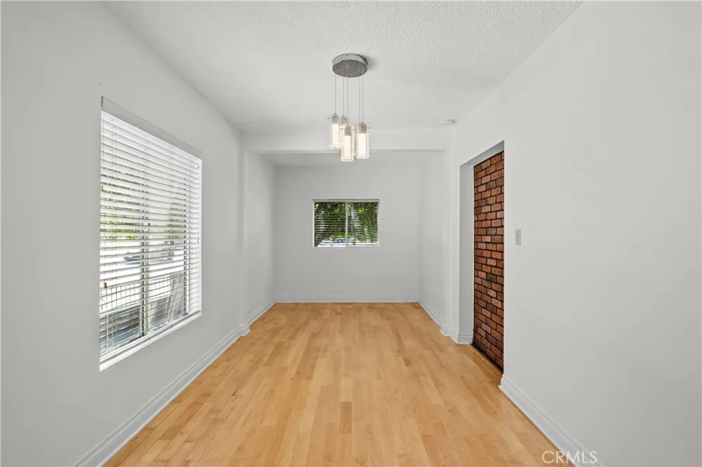 17501 Victory Lake Balboa, CA 91406