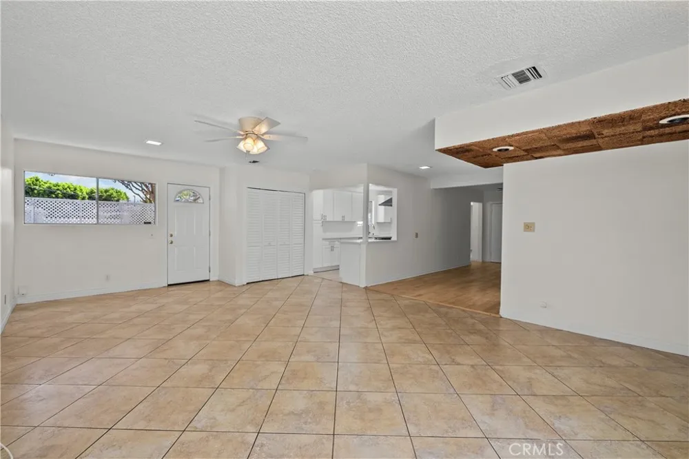 17501 Victory Lake Balboa, CA 91406