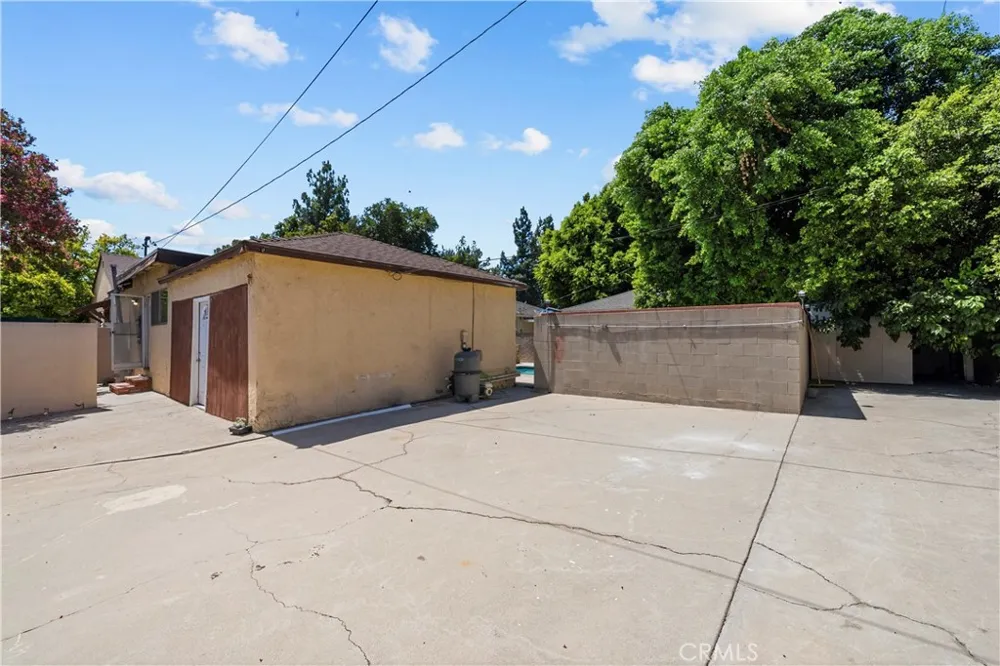 17501 Victory Lake Balboa, CA 91406