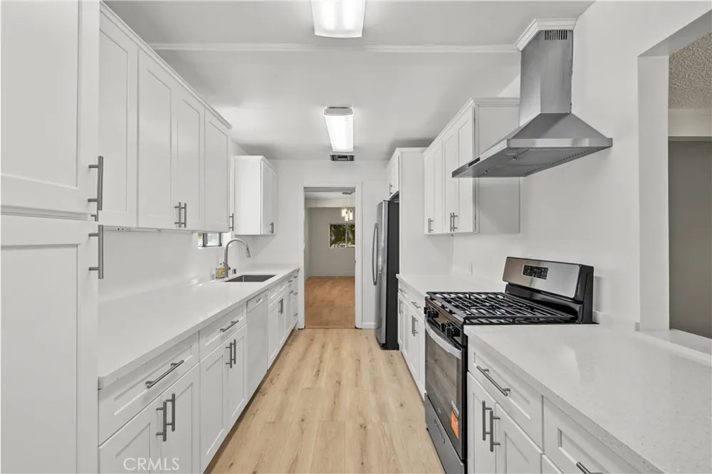 17501 Victory Lake Balboa, CA 91406