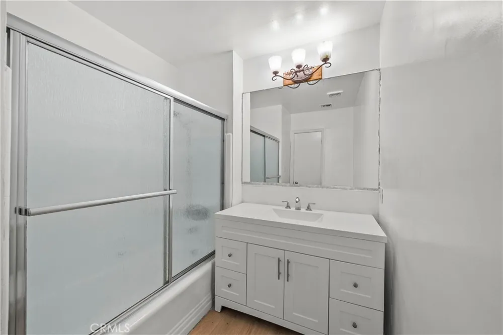 17501 Victory Lake Balboa, CA 91406