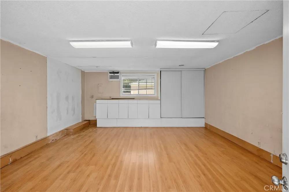17501 Victory Lake Balboa, CA 91406