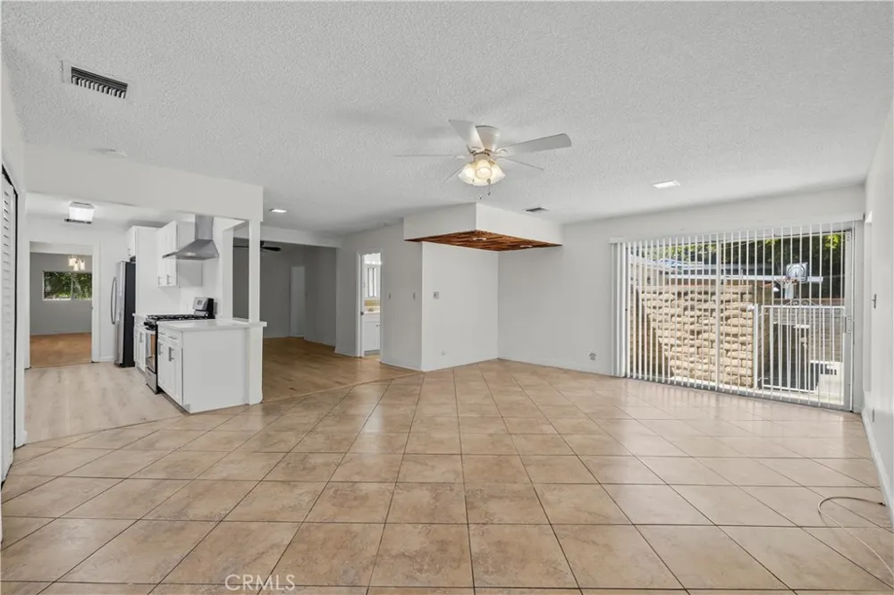 17501 Victory Lake Balboa, CA 91406