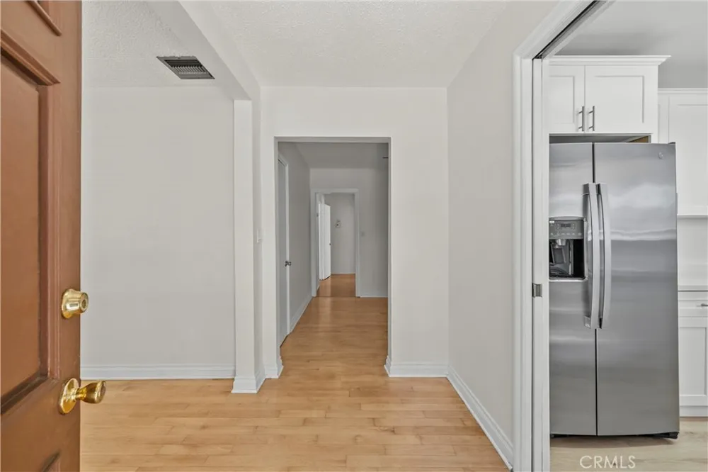 17501 Victory Lake Balboa, CA 91406