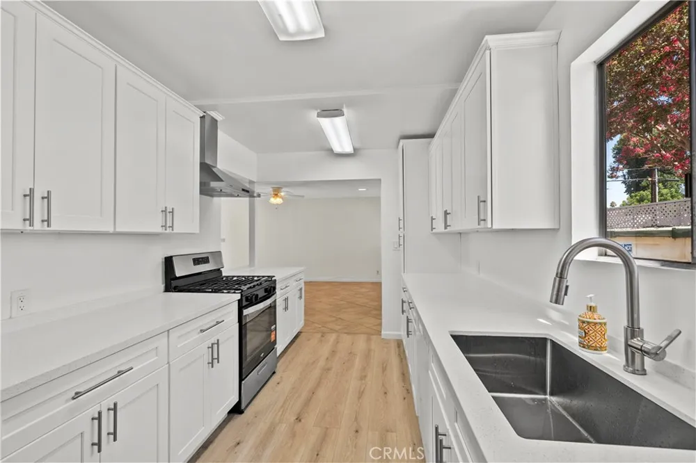 17501 Victory Lake Balboa, CA 91406