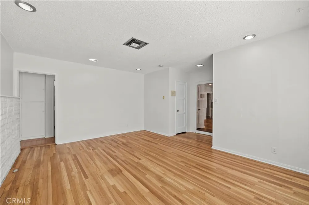17501 Victory Lake Balboa, CA 91406