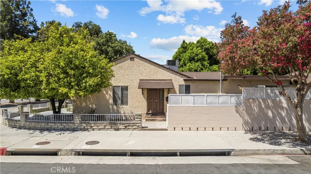 17501 Victory Lake Balboa, CA 91406