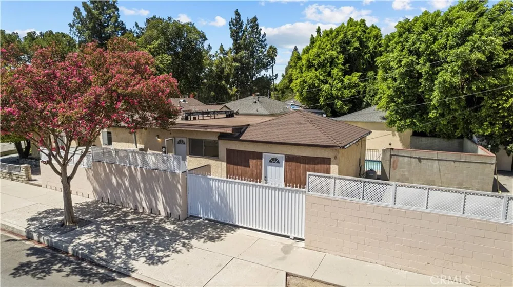 17501 Victory Lake Balboa, CA 91406