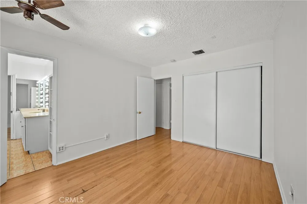 17501 Victory Lake Balboa, CA 91406