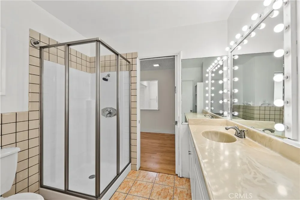 17501 Victory Lake Balboa, CA 91406