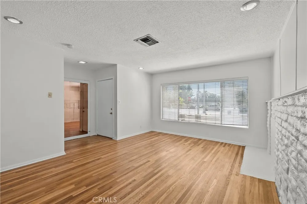17501 Victory Lake Balboa, CA 91406