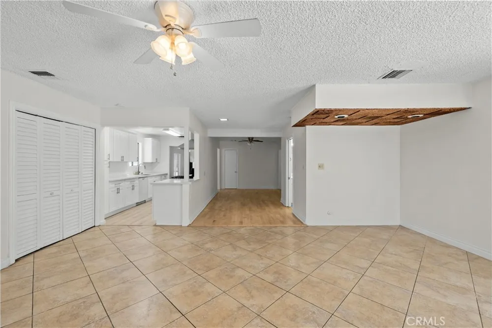 17501 Victory Lake Balboa, CA 91406