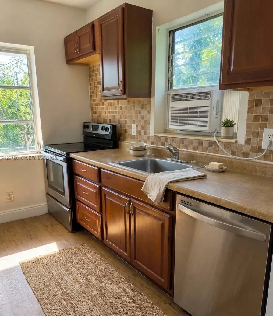 2463 Dewey St Hollywood, FL 33020