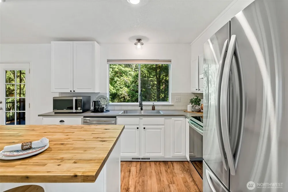 961 NE Winston Dr Bremerton, WA 98311
