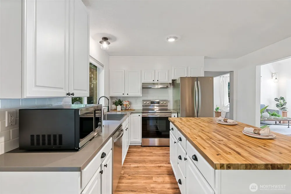 961 NE Winston Dr Bremerton, WA 98311