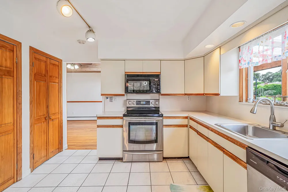 35 Fleets Point Drive West Babylon, NY 11704