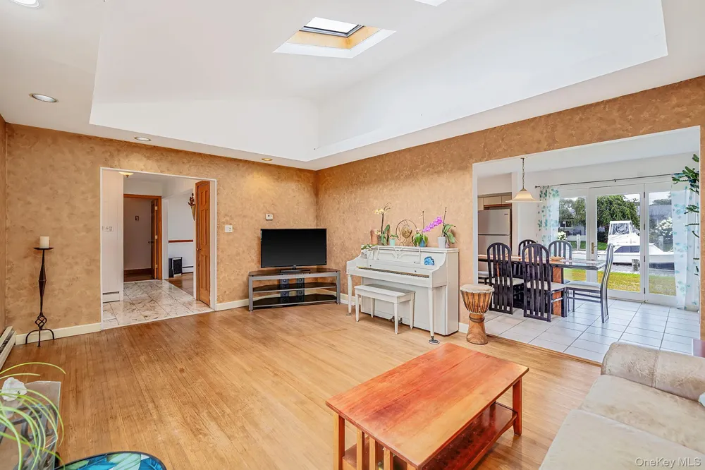 35 Fleets Point Drive West Babylon, NY 11704
