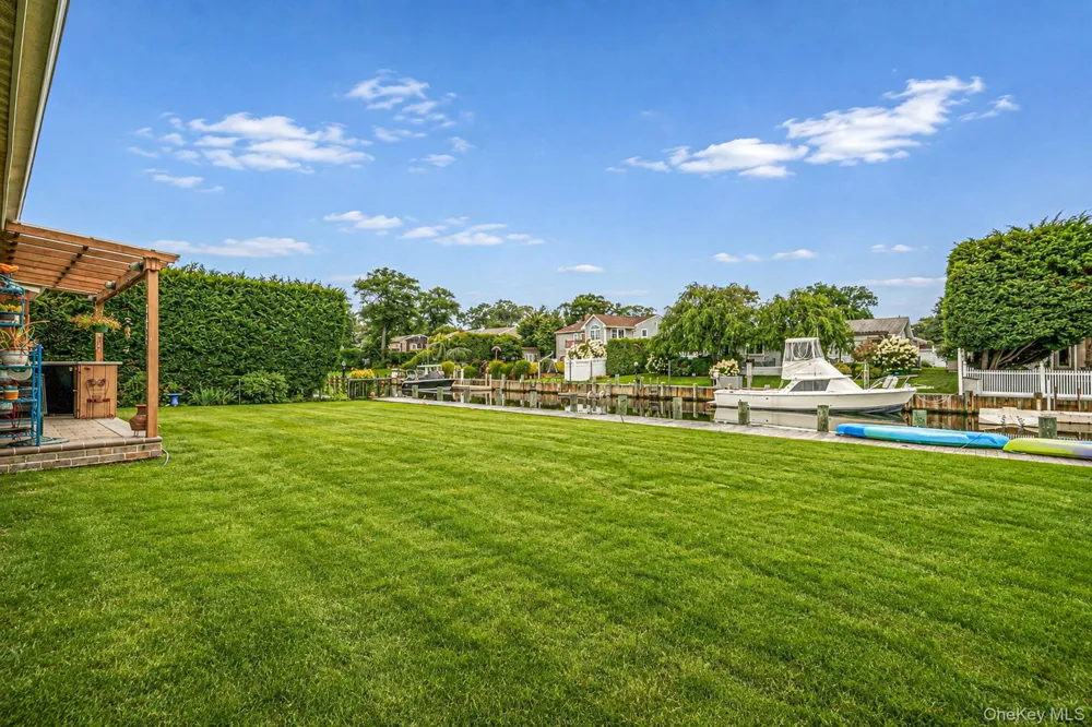 35 Fleets Point Drive West Babylon, NY 11704