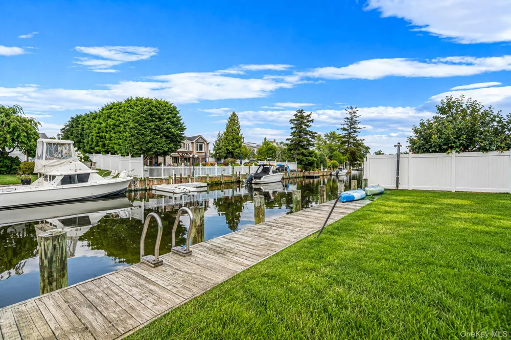 35 Fleets Point Drive West Babylon, NY 11704