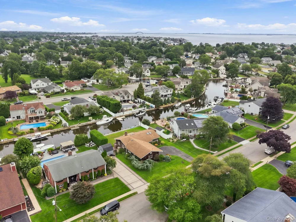 35 Fleets Point Drive West Babylon, NY 11704