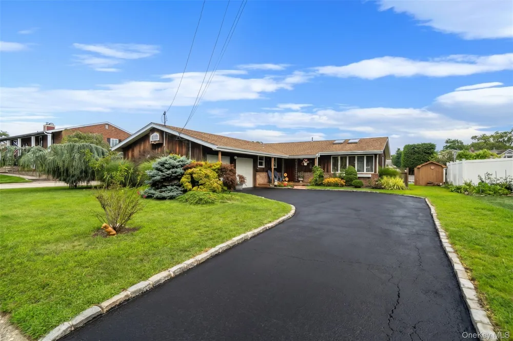 35 Fleets Point Drive West Babylon, NY 11704