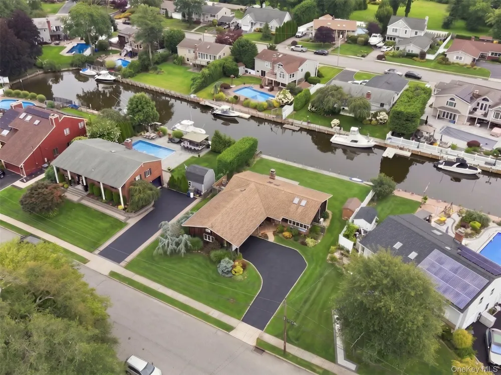 35 Fleets Point Drive West Babylon, NY 11704