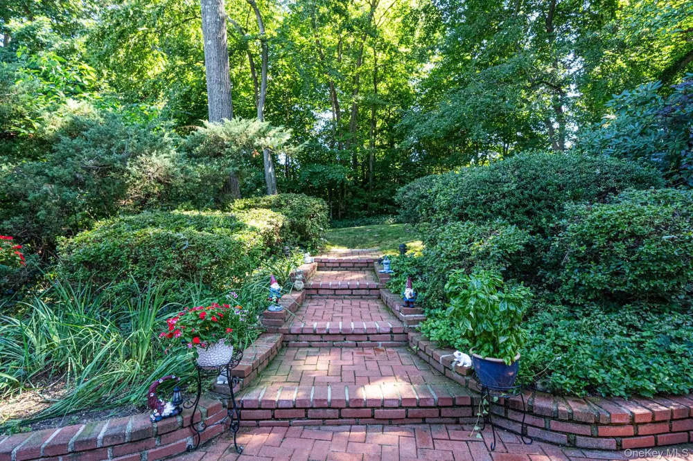 36 Briarwood Drive Huntington, NY 11743