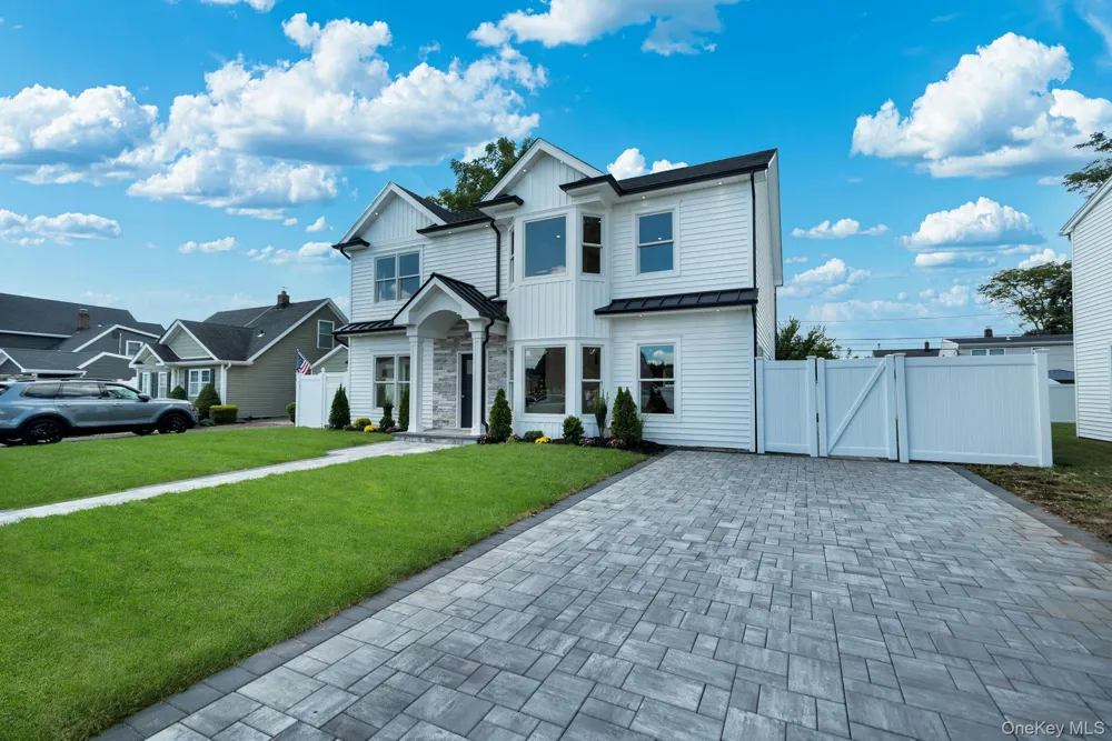 84 Rope Lane Levittown, NY 11756