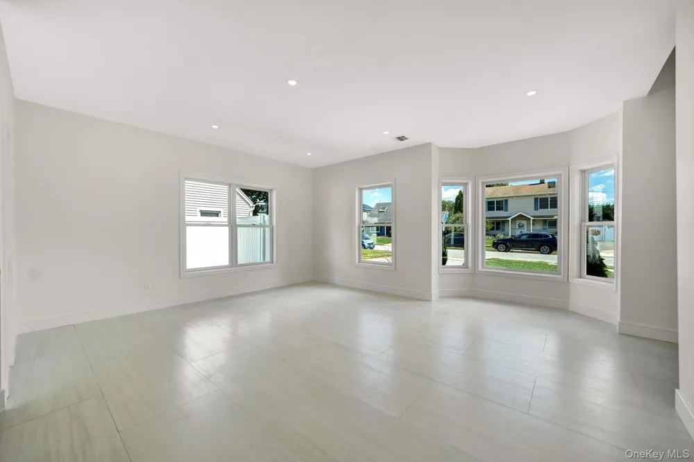 84 Rope Lane Levittown, NY 11756