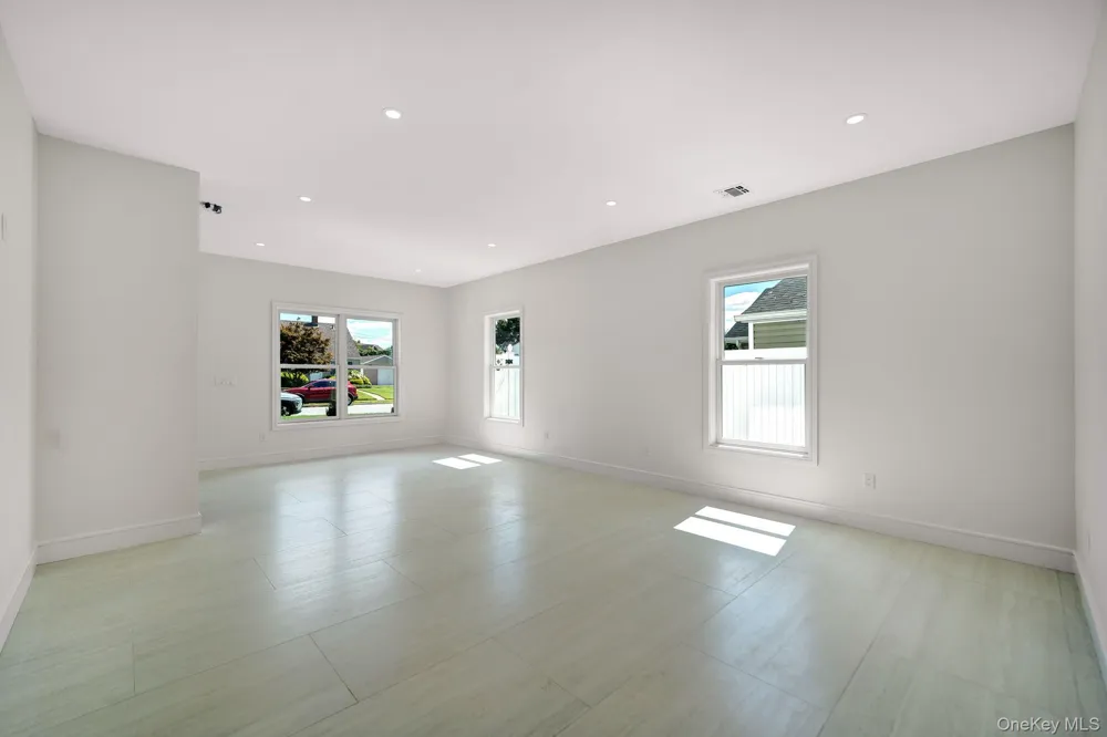 84 Rope Lane Levittown, NY 11756