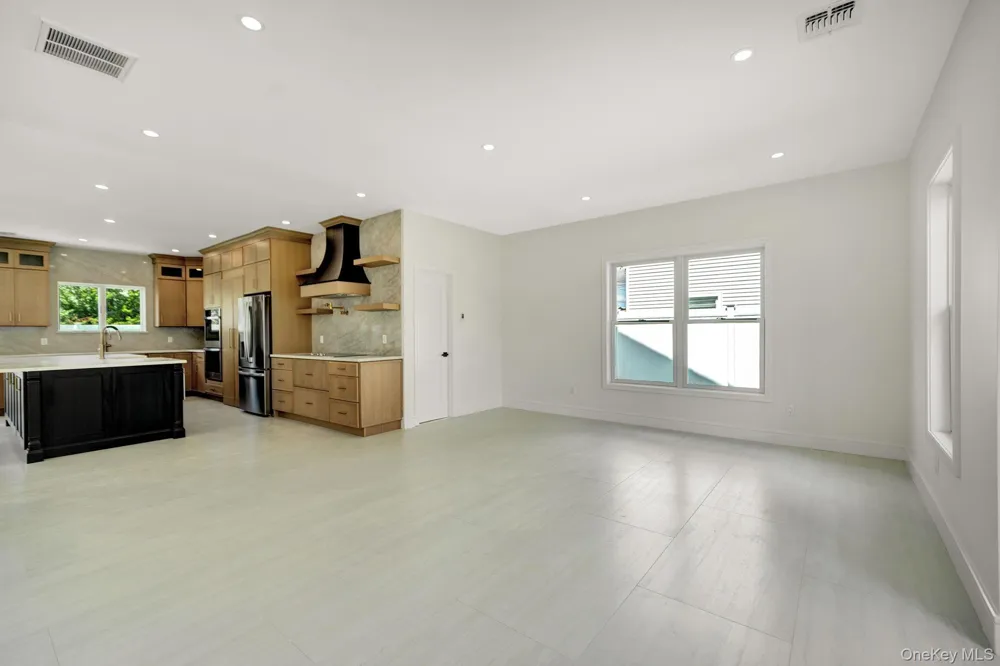 84 Rope Lane Levittown, NY 11756