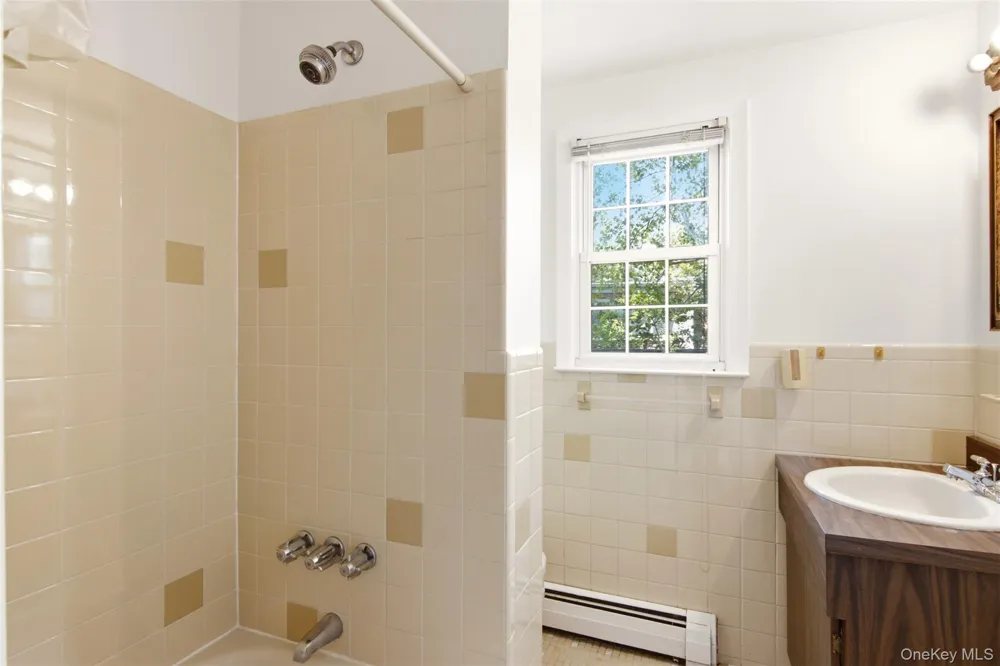 3 Cromwell Road Carle Place, NY 11514