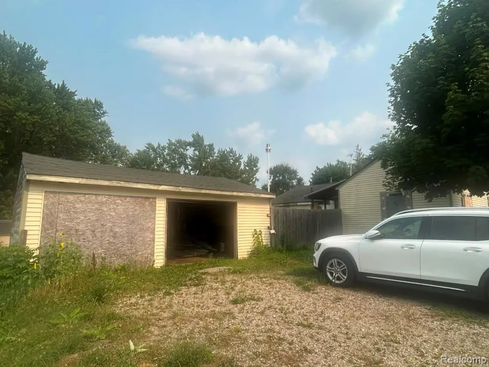 1373 Wells Street Burton, MI 48529