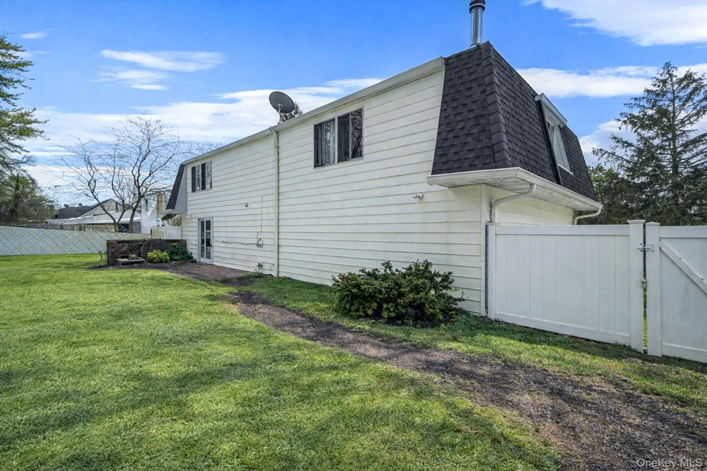 22 Meyer Lane Medford, NY 11763