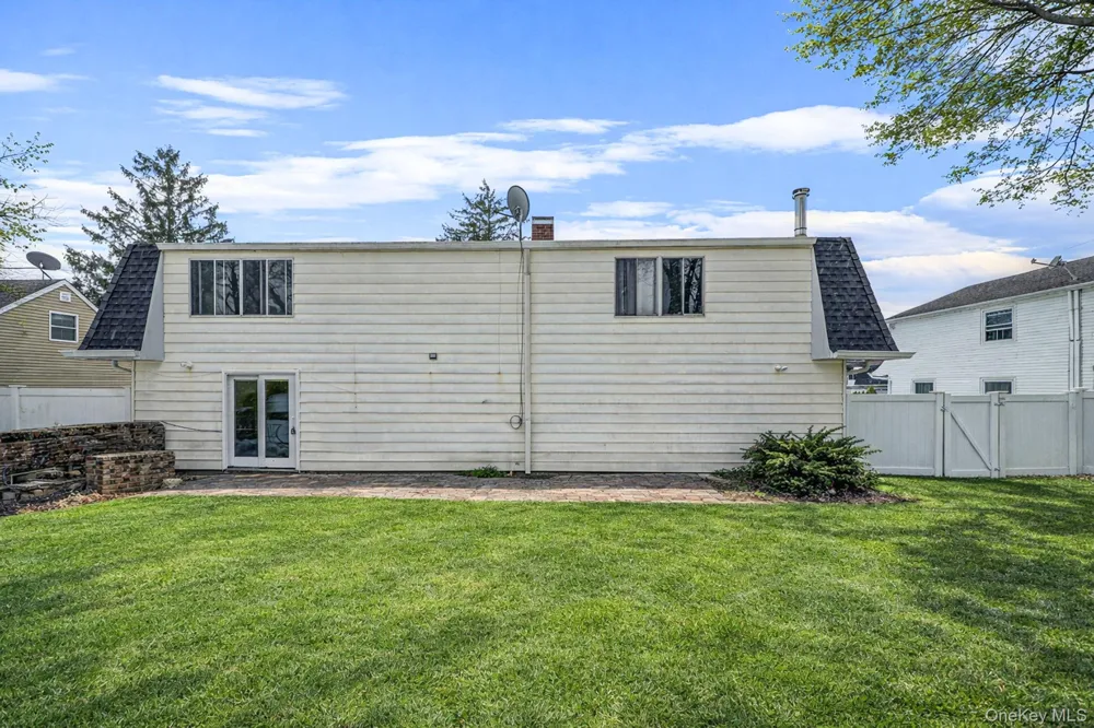 22 Meyer Lane Medford, NY 11763