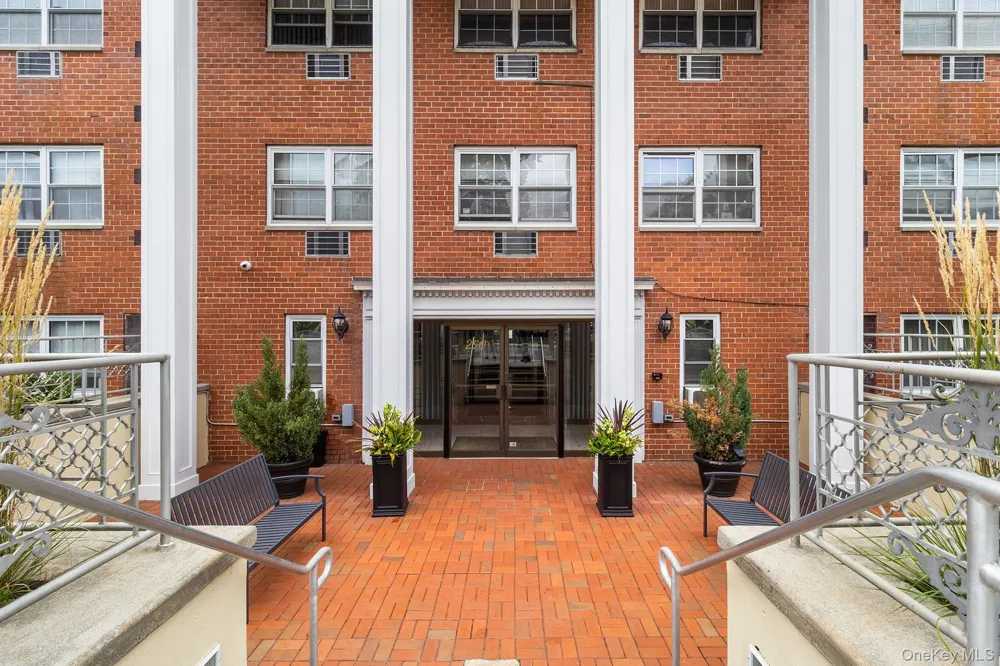 250 Village Avenue #B 10 Rockville Centre, NY 11570