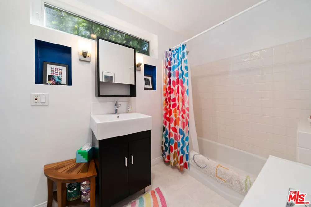 2817 Virginia Avenue Santa Monica, CA 90404