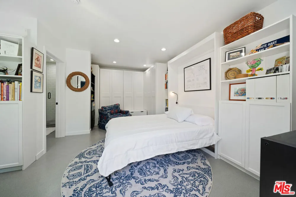2817 Virginia Avenue Santa Monica, CA 90404