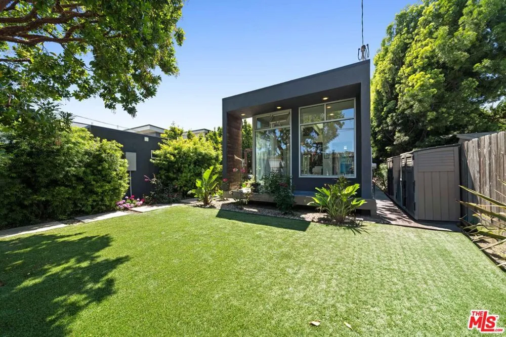 2817 Virginia Avenue Santa Monica, CA 90404