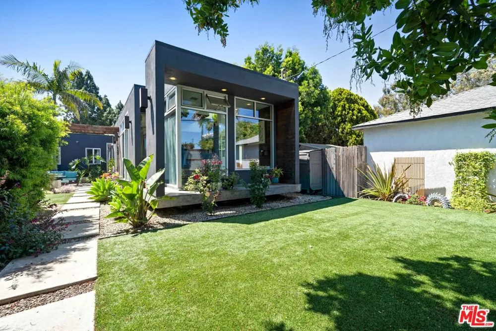 2817 Virginia Avenue Santa Monica, CA 90404