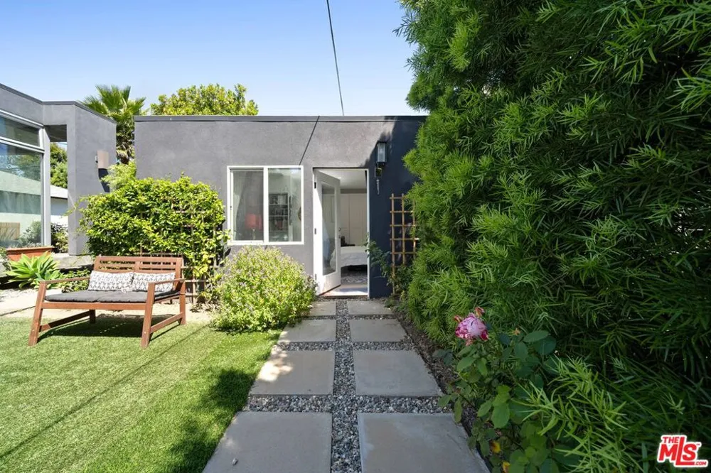 2817 Virginia Avenue Santa Monica, CA 90404