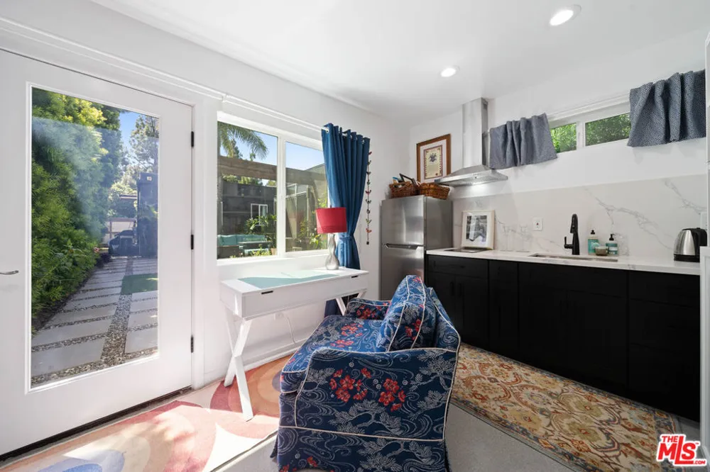 2817 Virginia Avenue Santa Monica, CA 90404