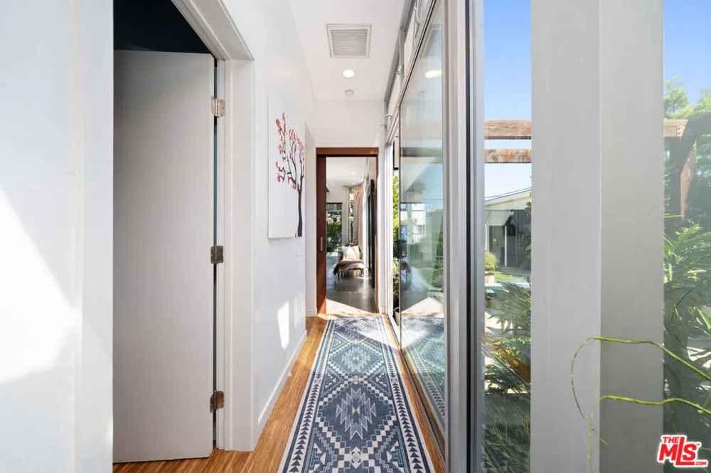 2817 Virginia Avenue Santa Monica, CA 90404