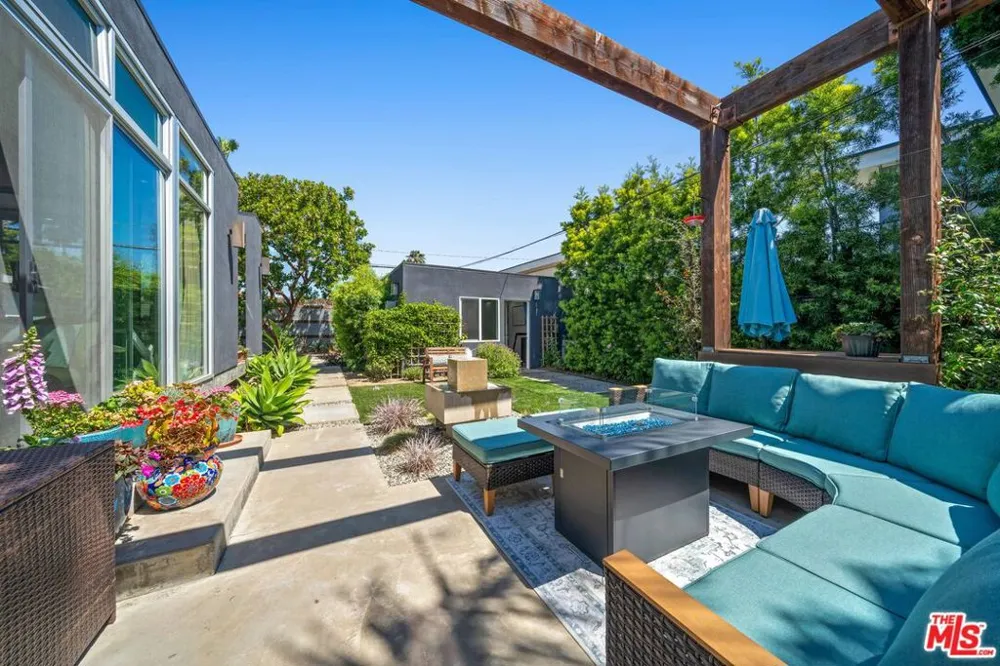 2817 Virginia Avenue Santa Monica, CA 90404