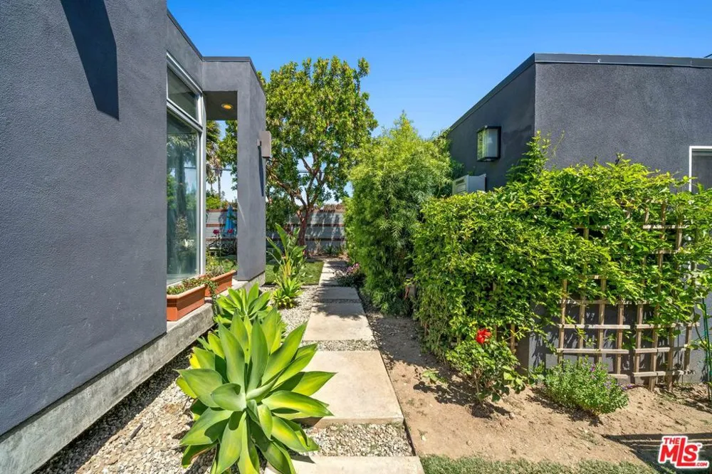 2817 Virginia Avenue Santa Monica, CA 90404