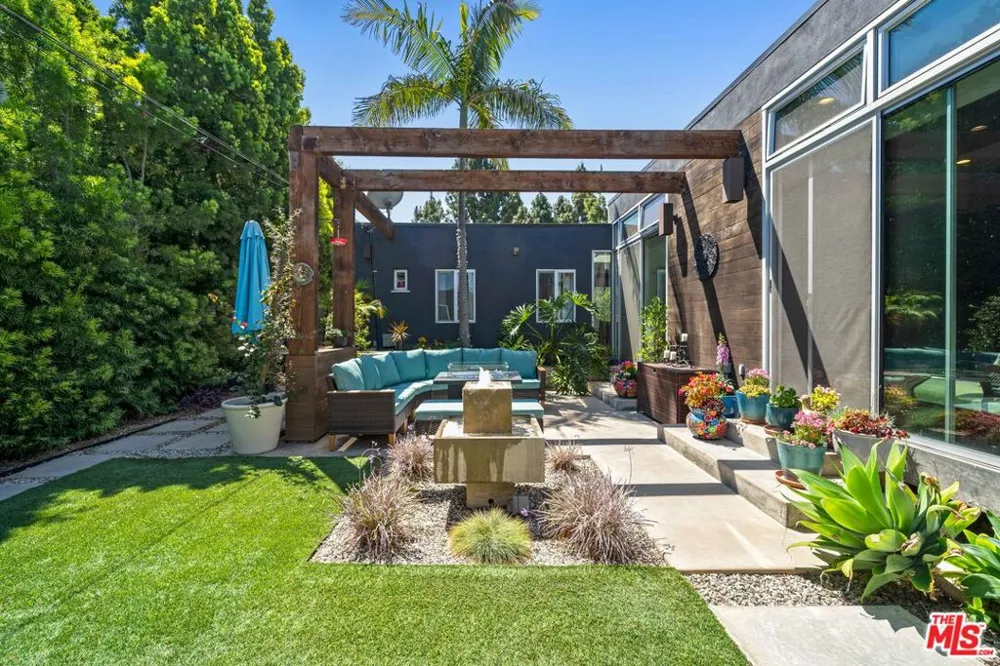 2817 Virginia Avenue Santa Monica, CA 90404